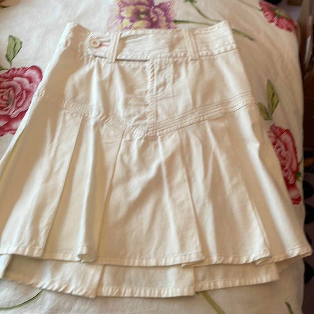 It’s in your genes size 5 ivory cotton skirt with pink accents
